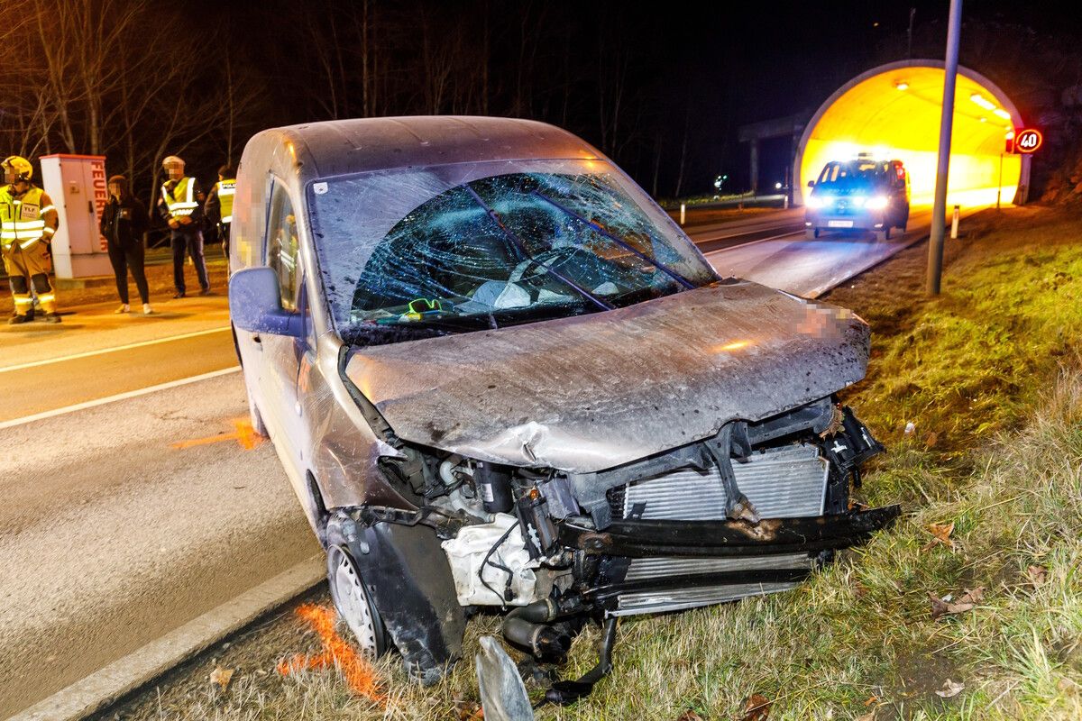 Der Lenker des Pkw erlitt schwere Verletzungen und musste von der Rettung ins Krankenhaus eingeliefert werden.⇒b. hofmeister