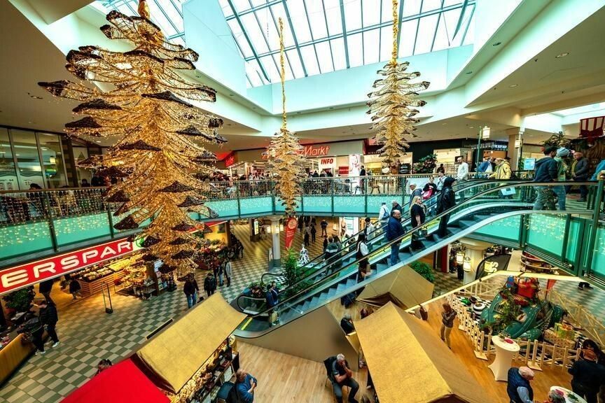Der Messepark in weihnachtlichem Flair. Viele nutzten den Feiertag, um Weihnachtsgeschenke zu kaufen. ⇒VN/Stiplovsek