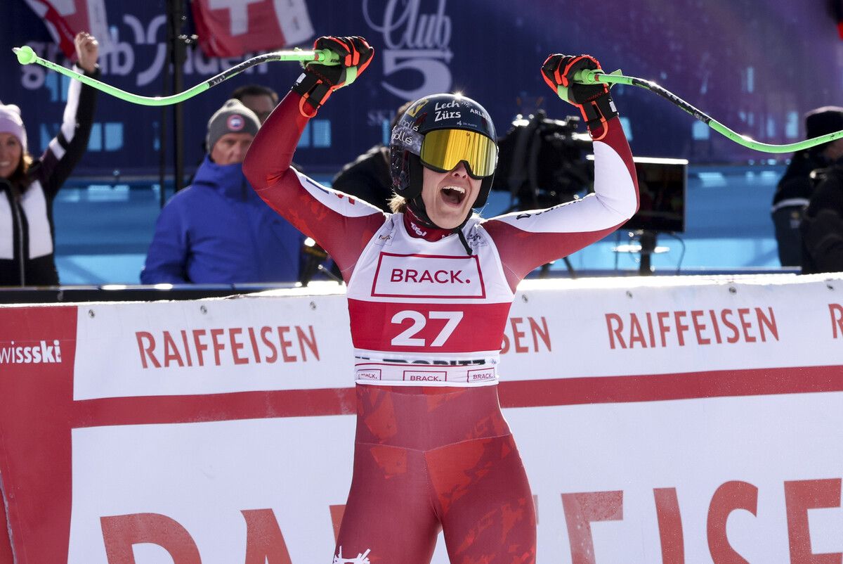 Der Moment des Glücks: Magdalena Egger fuhr bei der ersten Weltcup-Abfahrt der Saison in St. Moritz erstmals auf das Podium. Platz zwei hinter Lindesy Vonn.⇒gepa
