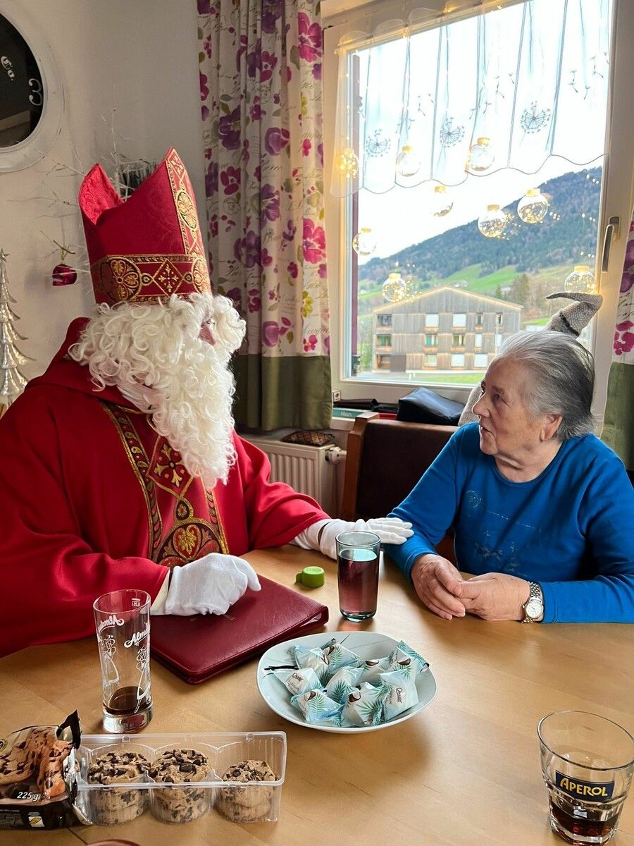 Der Nikolaus nahm sich viel Zeit für die betagten Menschen in Krumbach.