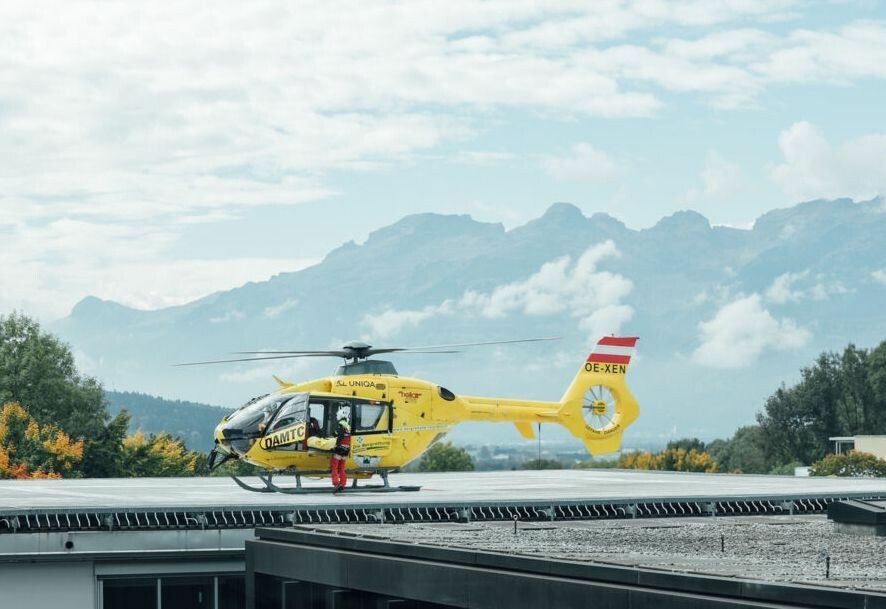 Der Patient wurde mit dem C8-Hubschrauber zum LKH Feldkirch geflogen, wo er seinen Verletzungen erlag. ⇒vlkh