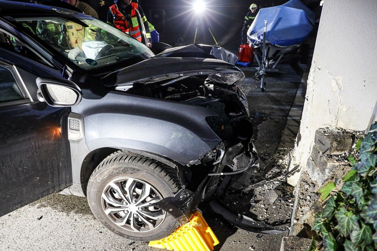 Der Pkw war gegen eine Gartenmauer und die Fassade eines Einfamilienhauses gefahren.⇒feuerwehr wolfurt