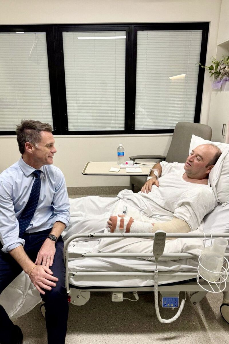 Der Premierminister von New South Wales, Chris Minns besuchte gestern Ahmed Al Ahmed im St. George Hospital in Sydney und sprach ihm seinen Dank aus.⇒AFP