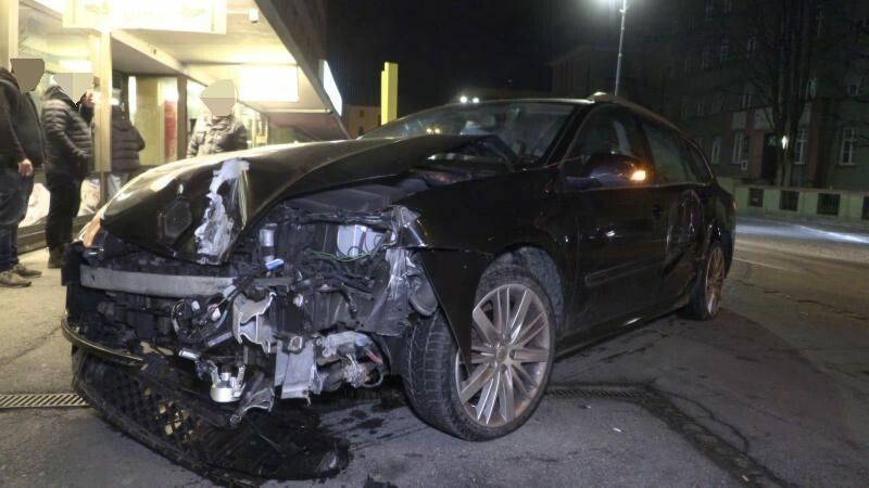 Der Unfallfahrer „parkte“ seinen Pkw bei einer Bushaltestelle an der Montfortstraße.⇒ vol.at/shourot(2)