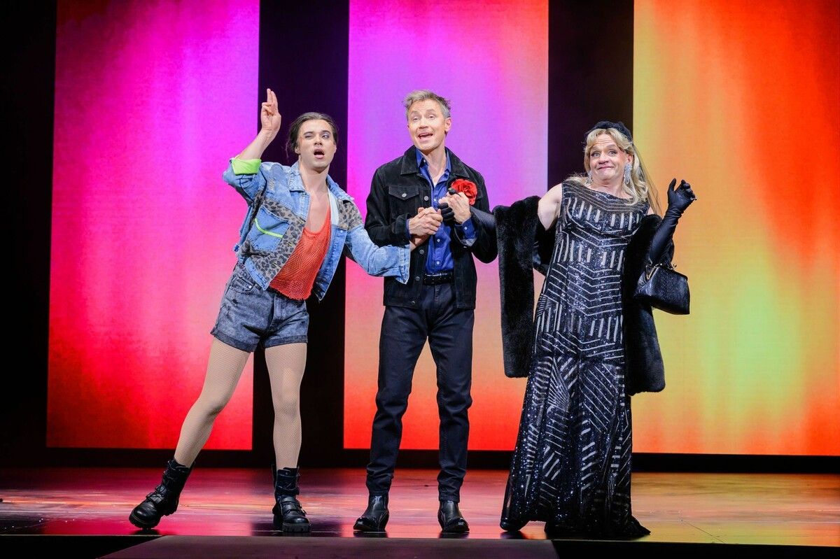 Der Vorarlberger Oliver Arno (Mitte) spielt bei dem Musical „Priscilla – Queen of the Desert“ eine der Hauptrollen. ⇒SLT/Tobias Witzgall