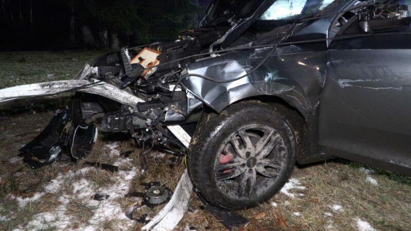 Der Wagen war frontal gegen einen Strommasten gekracht.⇒vlach