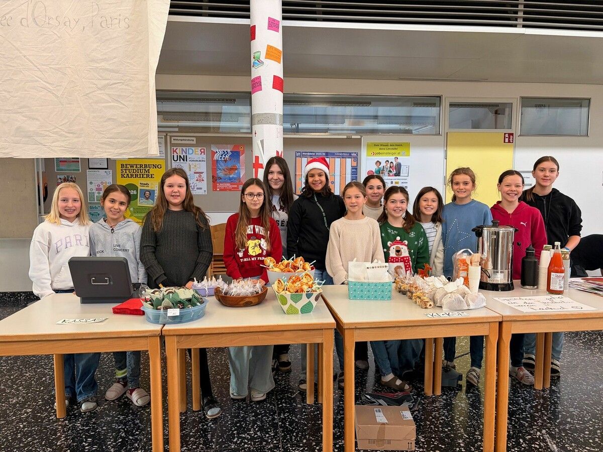 Die 2B-Klasse vom BG Lustenau will helfen und organisierte einen Weihnachtsverkaufsstand an ihrer Schule. Der Erlös geht an den Tierschutzverein Rankweil.⇒BVS