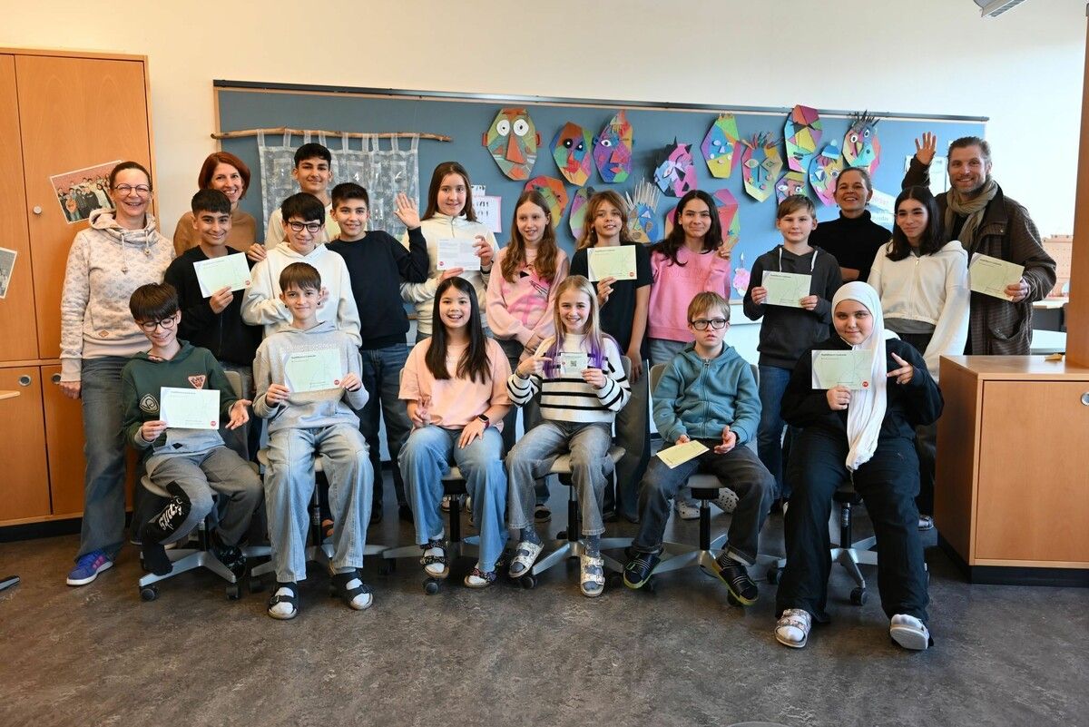 Die 2c-Klasse der Mittelschule Hasenfeld hat Geschichten über ihre Lieblingsorte in Lustenau geschrieben. Diese sind ab kommendem Jahr mit einem QR-Code verknüpft auf Täfelchen an den jeweiligen Plätzen angebracht.⇒bvs (3)