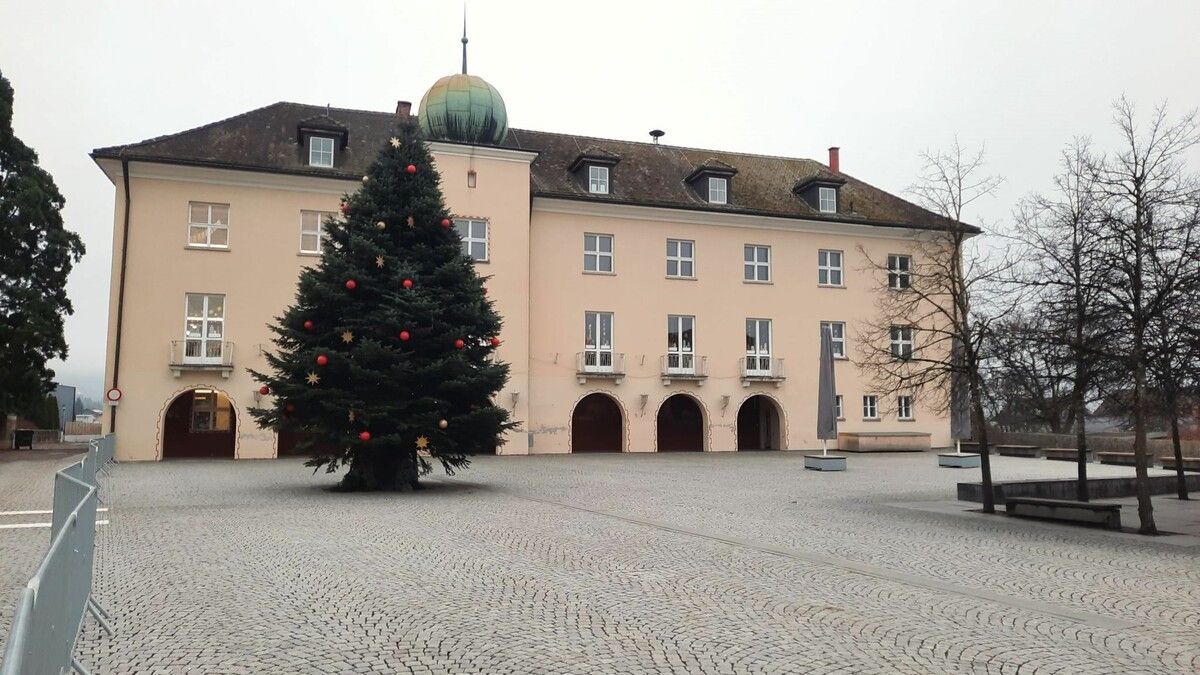 Die Absperrgitter am Hörbranzer Kirchplatz deuten auf die Großbaustelle hinter dem markanten Volksschulgebäude hin. Der Weihnachtsmarkt am 13. Dezember kann jedenfalls wie geplant stattfinden.⇒ Michel Hannes Stocklasa