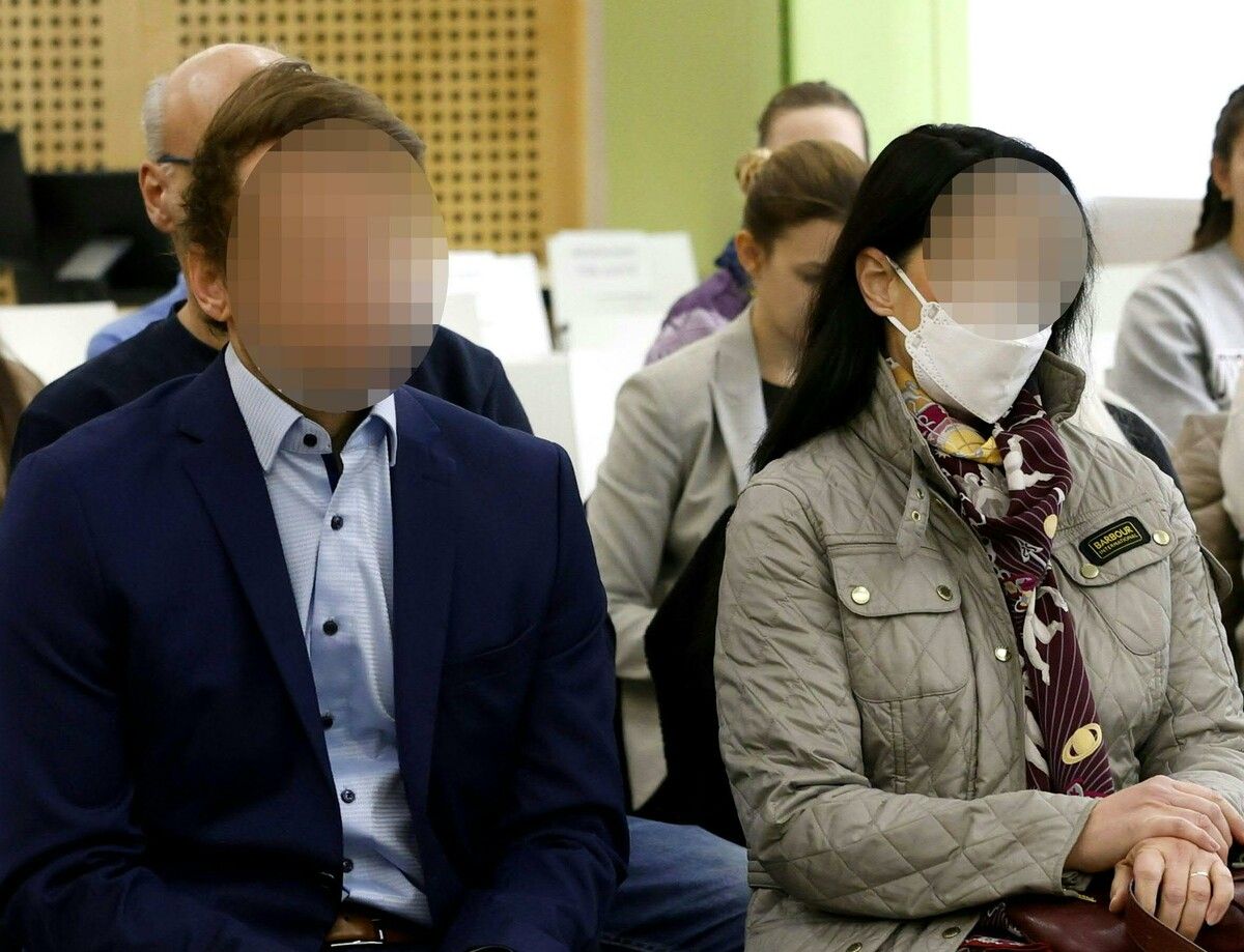 Die Angeklagten vor Beginn des Prozesses am Bezirksgericht Graz-Ost. ⇒AFP