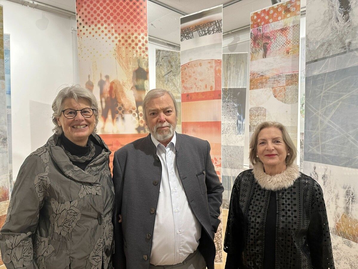 Die beiden Künstlerinnen Heidi Comploj und Lisa Althaus, hier mit Vernissage-Redner Manfred A. Getzner, freuten sich über die vielen Gäste.⇒bi (3)