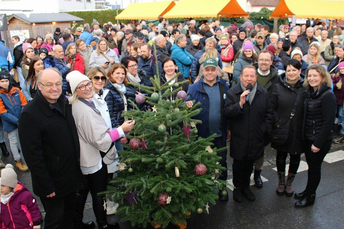 Die Christbaumversteigerung brachte nicht nur insgesamt 2500 Euro für eine in Not geratene Familie, sie bescherte auch der glücklichen Ersteigerin Michaela Stadelmann und den Funken-Gotas eine große Christbaum-Party. ⇒Peter Strauss