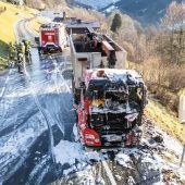 Lkw fing Feuer, Fahrer erlitt einen Schock