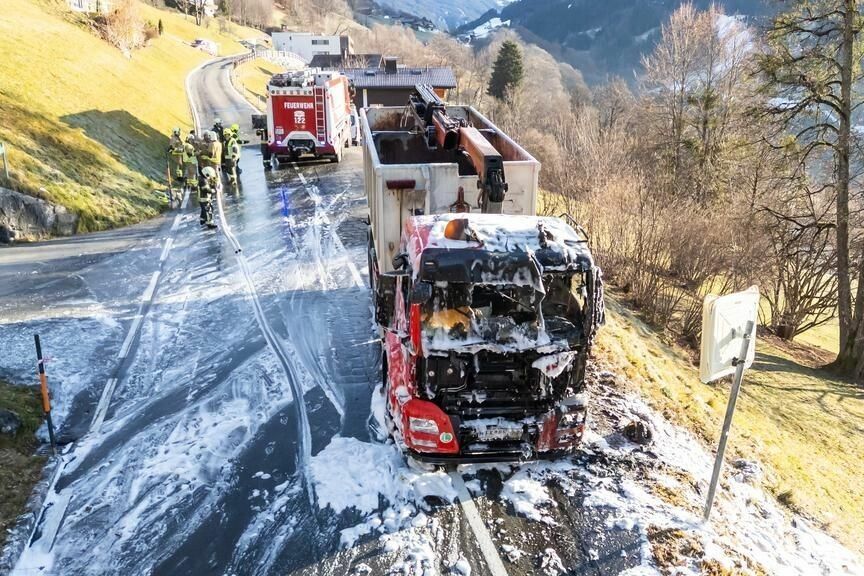 Die Fahrerkabine des Lkws brannte völlig aus. ⇒B. HOFMEISTER