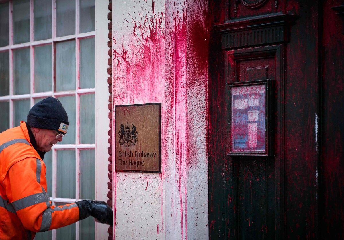 Die Fassade der britischen Botschaft am Lange Voorhout in Den Haag wurde von Unbekannten mit roter Farbe beschmiert.