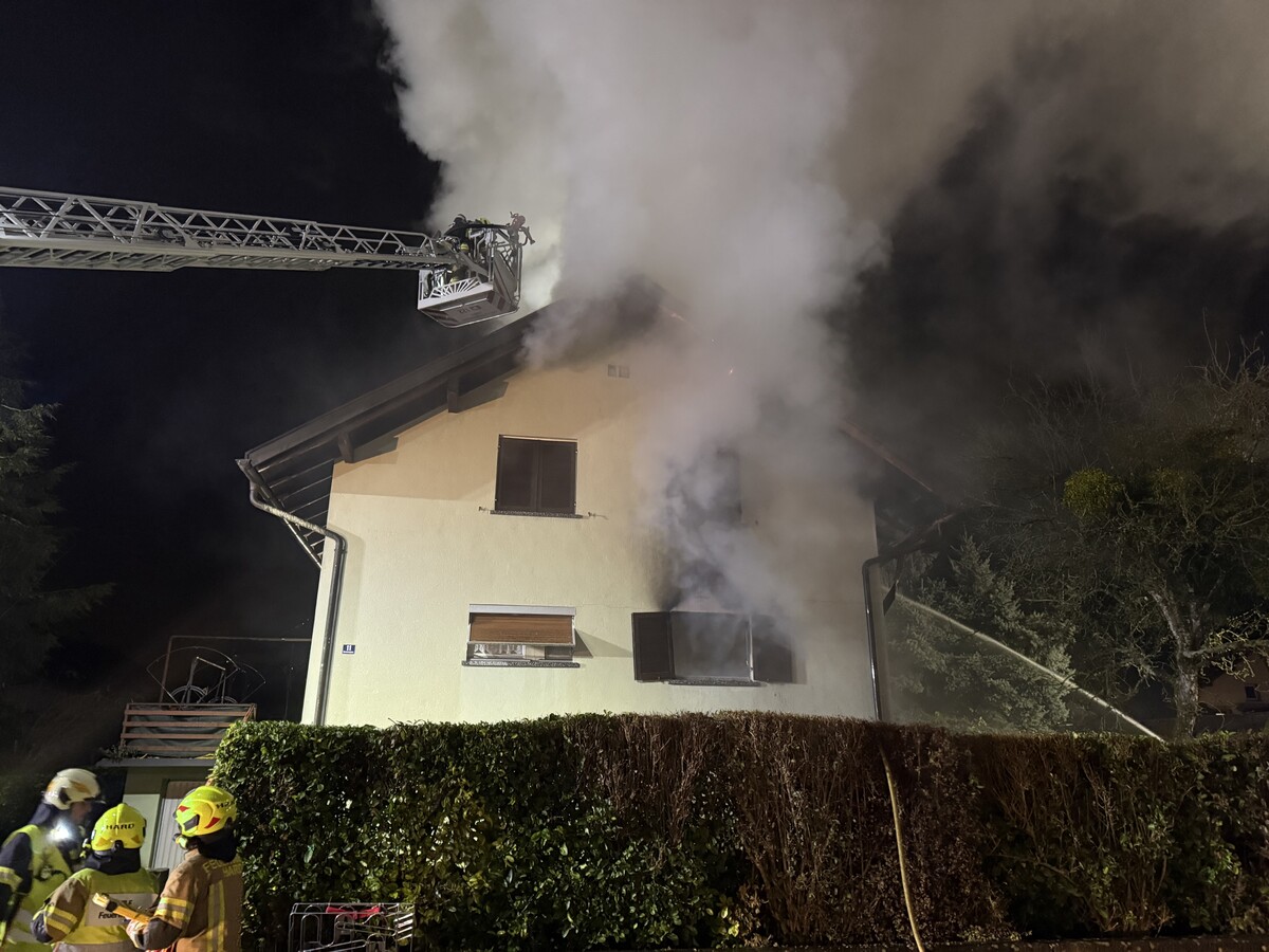 Die Feuerwehr bekämpfte auch mittels eines Steigers den Brand und brachte ihn unter Kontrolle.⇒vol.at (4)