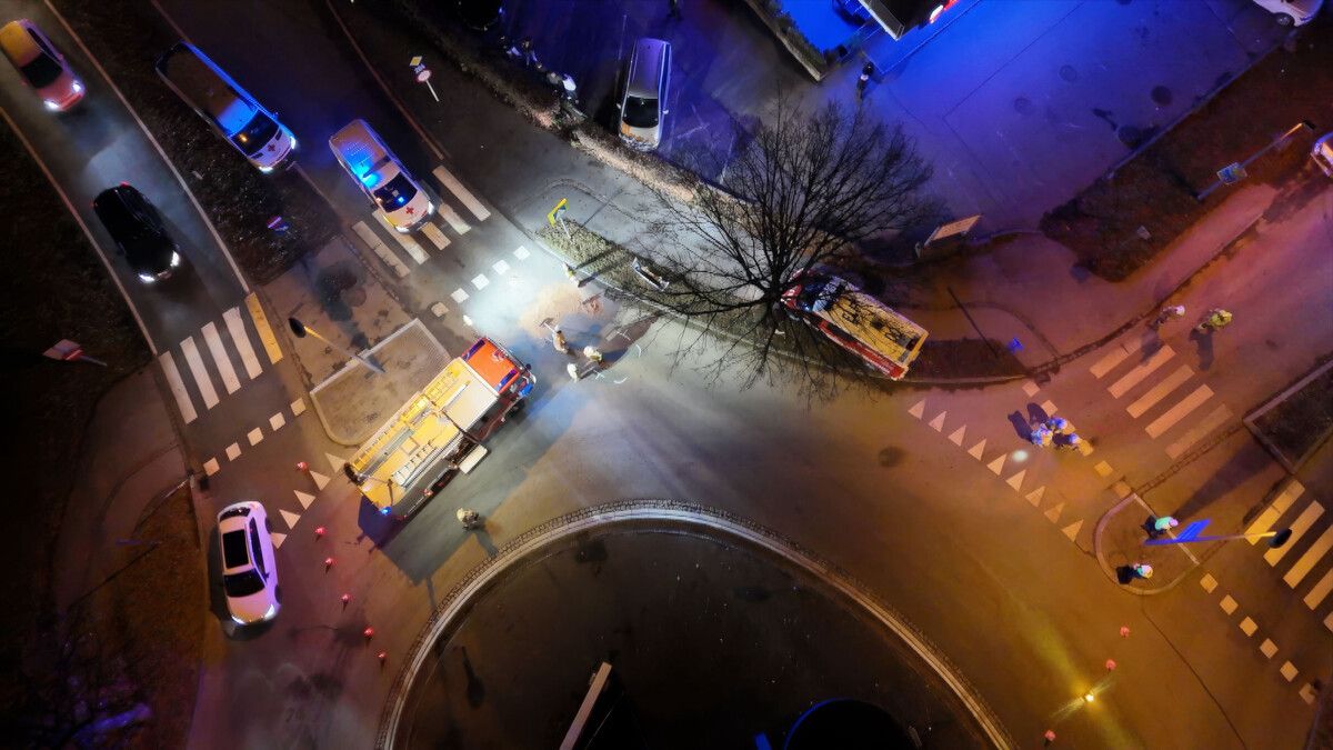 Die Feuerwehr war mit vier Fahrzeugen und 35 Personen im Einsatz, die Rettungskräfte mit drei Rettungswagen plus Notarzt.⇒M. Shourot