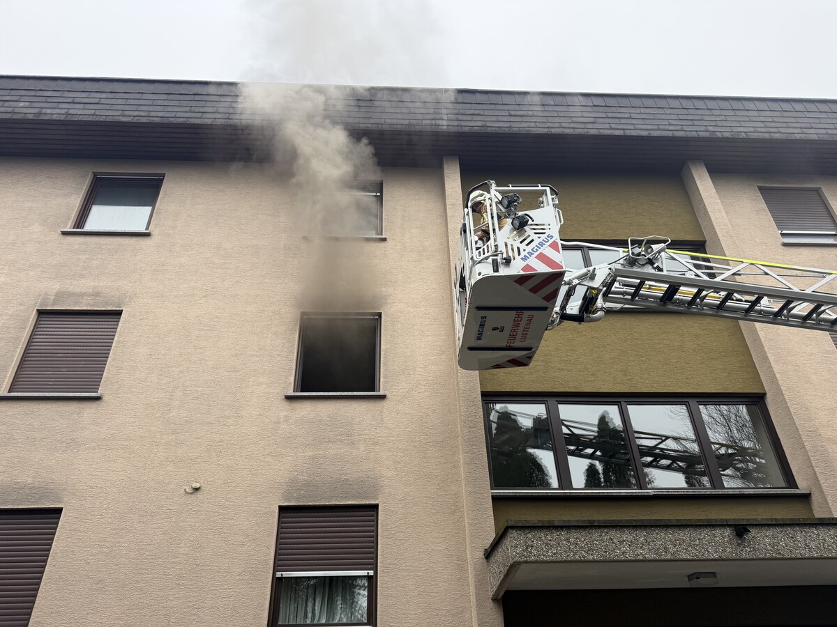 Die Feuerwehr wurde kurz nach 10 Uhr zu einem Einsatz in die Lustenauer Rotkreuzstraße gerufen. ⇒Vlach (2)