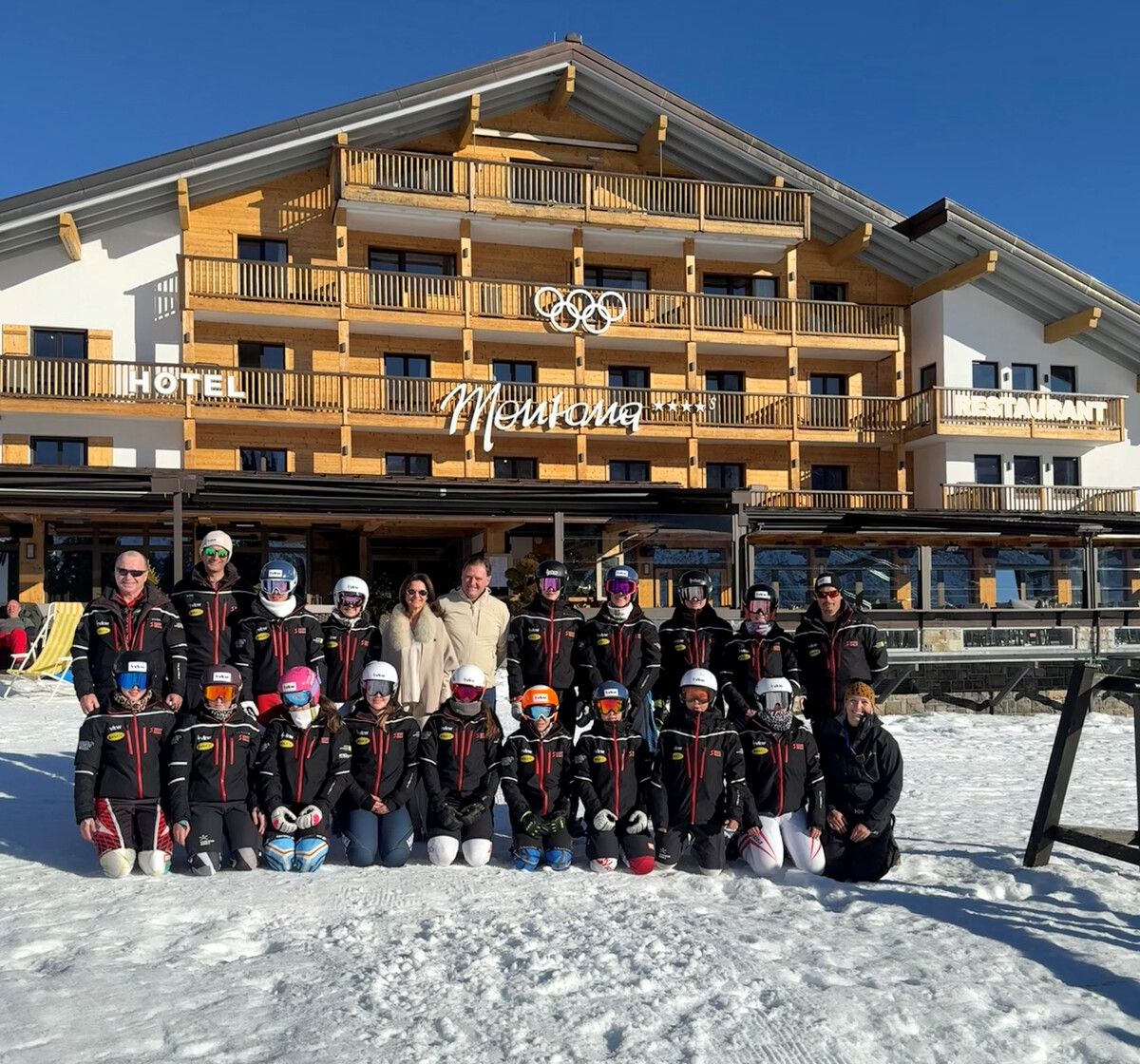 Die heimischen Skitalente mit den Gastgebern Kathrin und Patrick Ortlieb vor dem Vier-Sterne-Hotel Montana in Oberlech. ⇒VSV