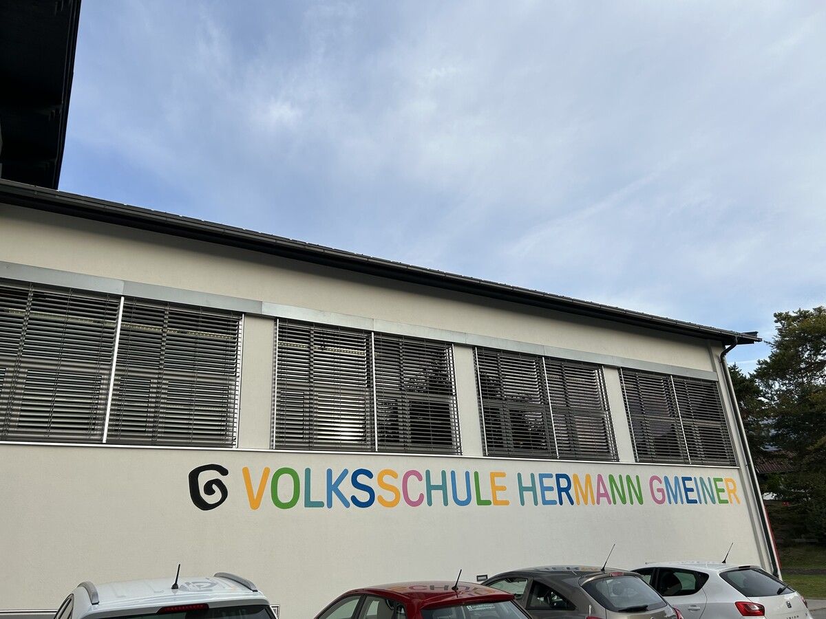 Die Hermann-Gmeiner-Schule in Imst wurde in „Volksschule Sonnberg“ umbenannt. ⇒StGI/Kolp