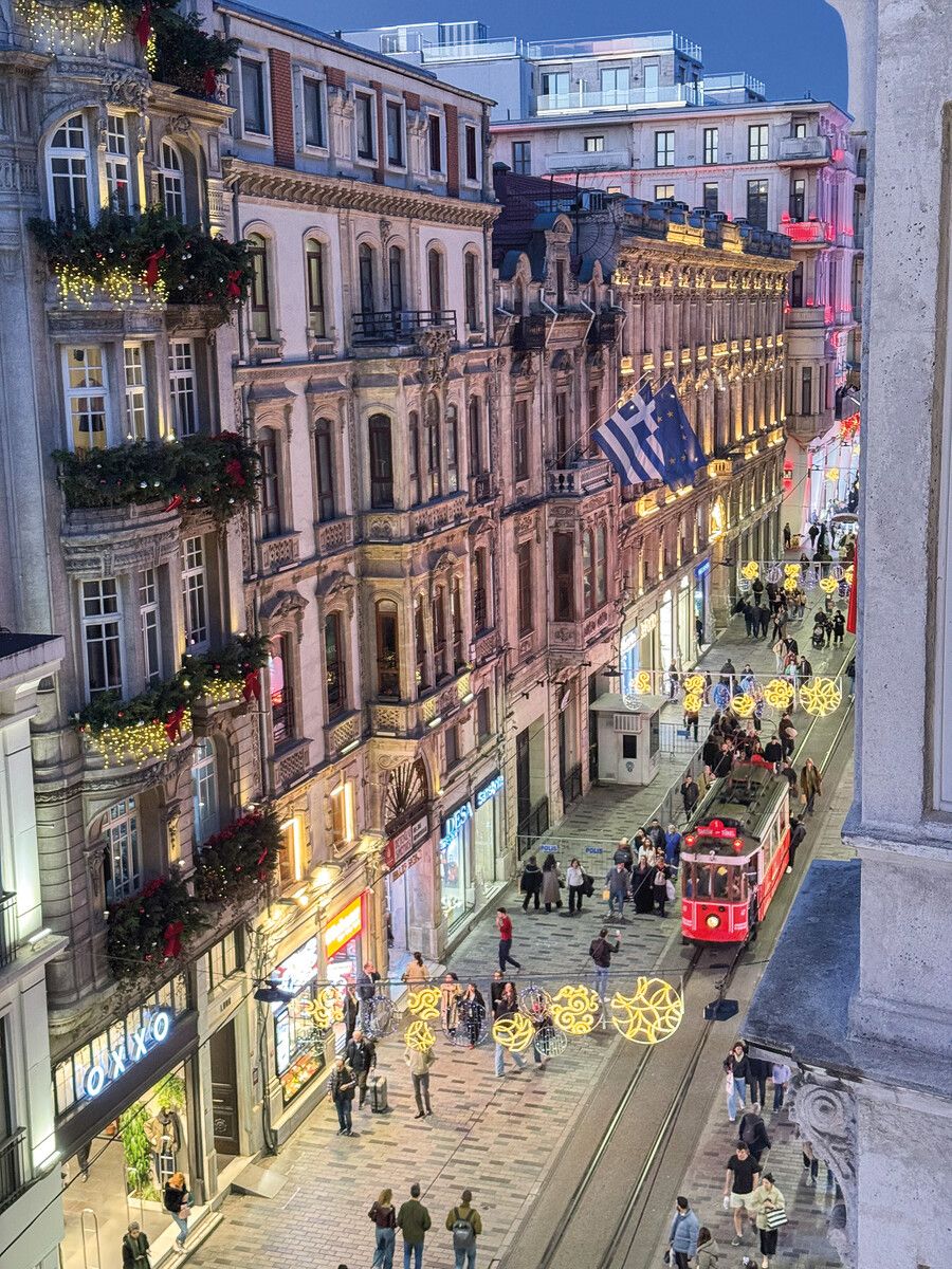 Die İstiklâl ist eine beliebte Flaniermeile mit Geschäften,Restaurants und angesagten Clubs. Edith Rhomberg (alle)