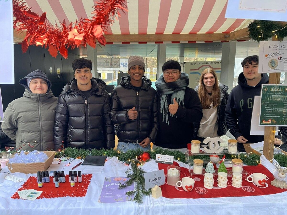 Die Junior Company Flamora verkaufte handgemachte Kerzen aus Bio-Sojawachs beim Weihnachtsmarkt.⇒ HAK Feldkirch