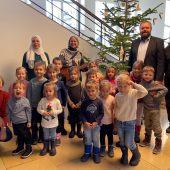 Kindi Kehlegg schmückt den Rathaus-Christbaum