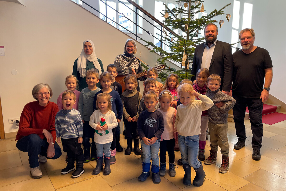 Die Kehlegger Kinder haben den Christbaum im Rathausfoyer geschmückt. ⇒Stadt Dornbirn