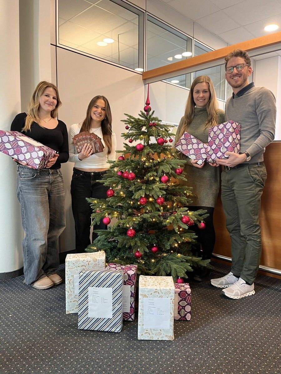 Die Maturantinnen Lilly Weikl und Valeria Kohler mit Bewährungshelferin Katharina Zeller und Johannes Pircher-Sanou vom Verein Neustart bei der Spendenübergabe. ⇒Samuel Benvenuti
