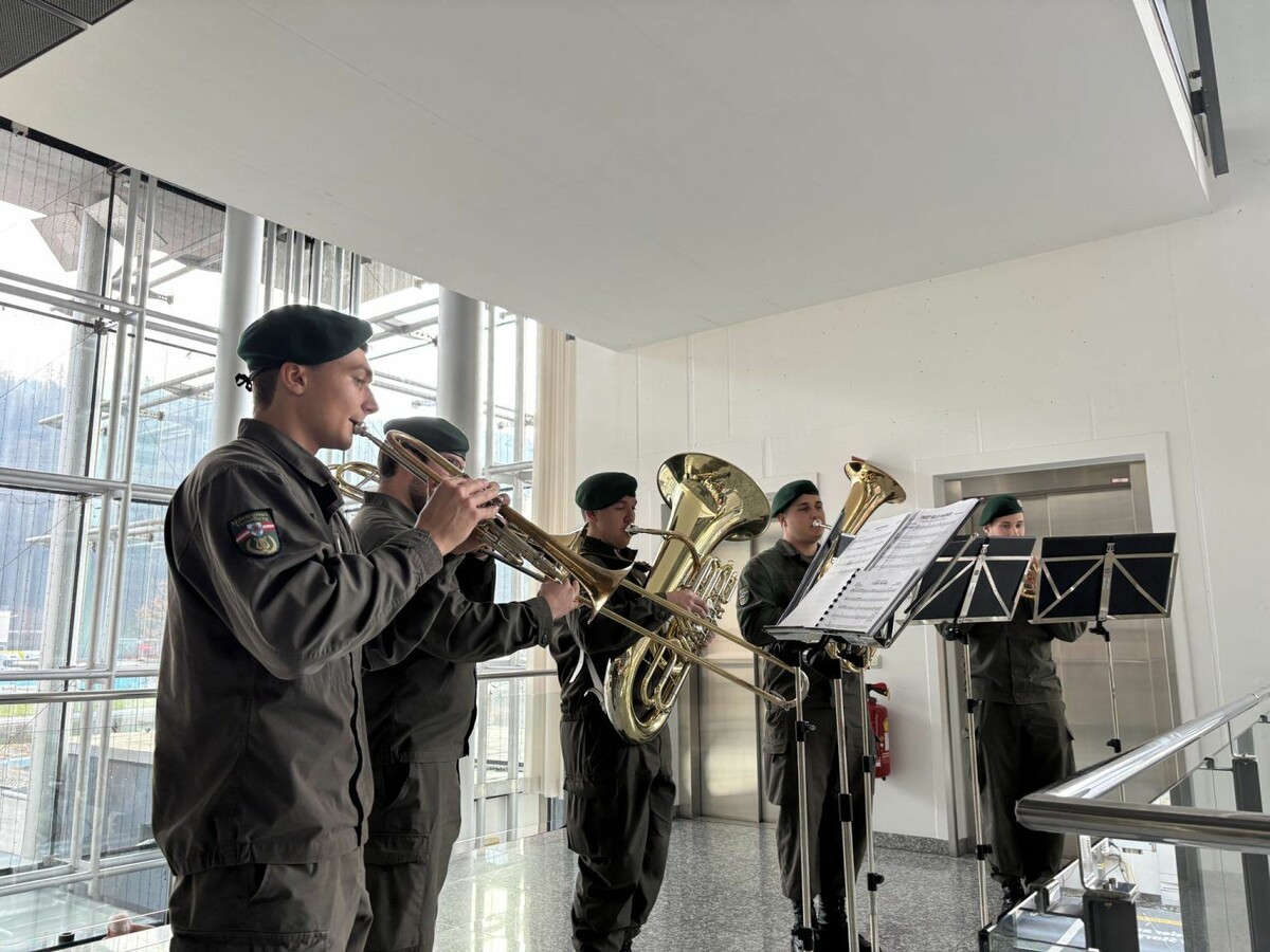 Die Militärmusik Vorarlberg machte ihren jährlichen Stopp im Vorarlberger Medienhaus. ⇒VN