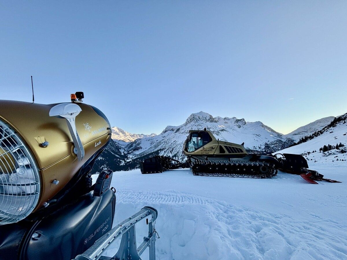 Die neuen Schneekanonen sind in Gold gehalten. ⇒Lech Bergbahnen