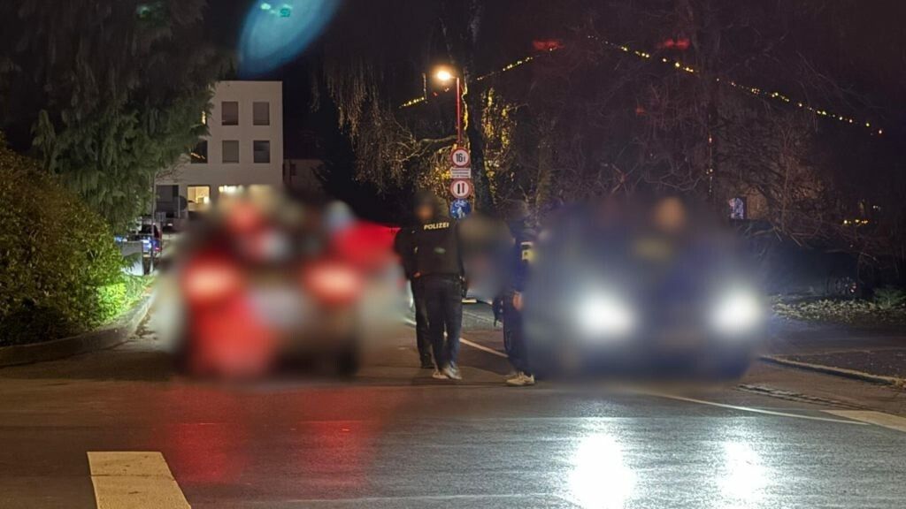 Die Polizei beim Einsatz: Der mutmaßliche Täter konnte in seinem Haus nurmehr tot aufgefunden werden. ⇒VOL.AT/Vlach