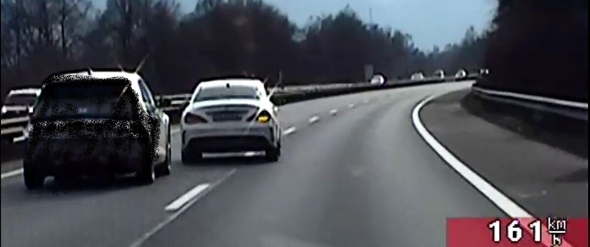 Die Polizei übermittelte ein Bild von der riskanten Fahrweise des betreffenden Dränglers.⇒polizei