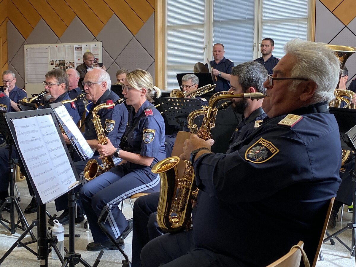 Die Polizeimusik Vorarlberg gestaltet den musikalischen Abend.
