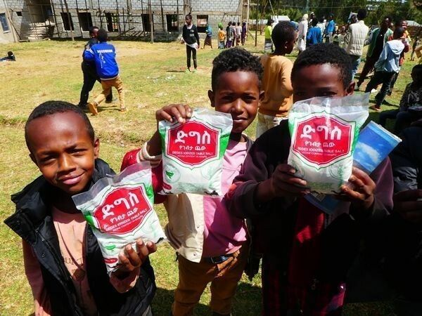 Die Privatinitiative „Hilfe für Äthiopien“ beliefert Dorfbewohner mit jodhaltigem Salz. ⇒Waldner (2)