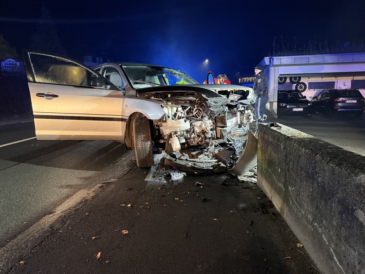 Die Reanimationsmaßnahmen blieben ohne Erfolg. Der Unfalllenker verlor bei dem Unfall sein Leben.⇒vol.at/Vlach