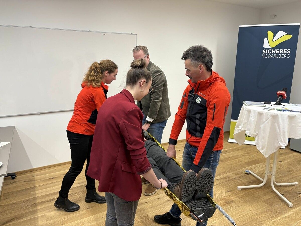 Die Rettungsdecke kann wie eine Hängematte genutzt werden.⇒VN/SID