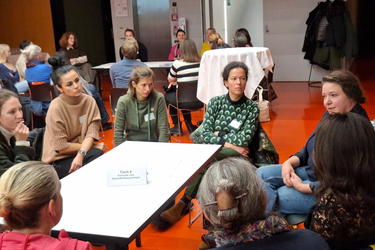 Die rund 70 Teilnehmerinnen und Teilnehmer arbeiteten das Thema gründlich auf.