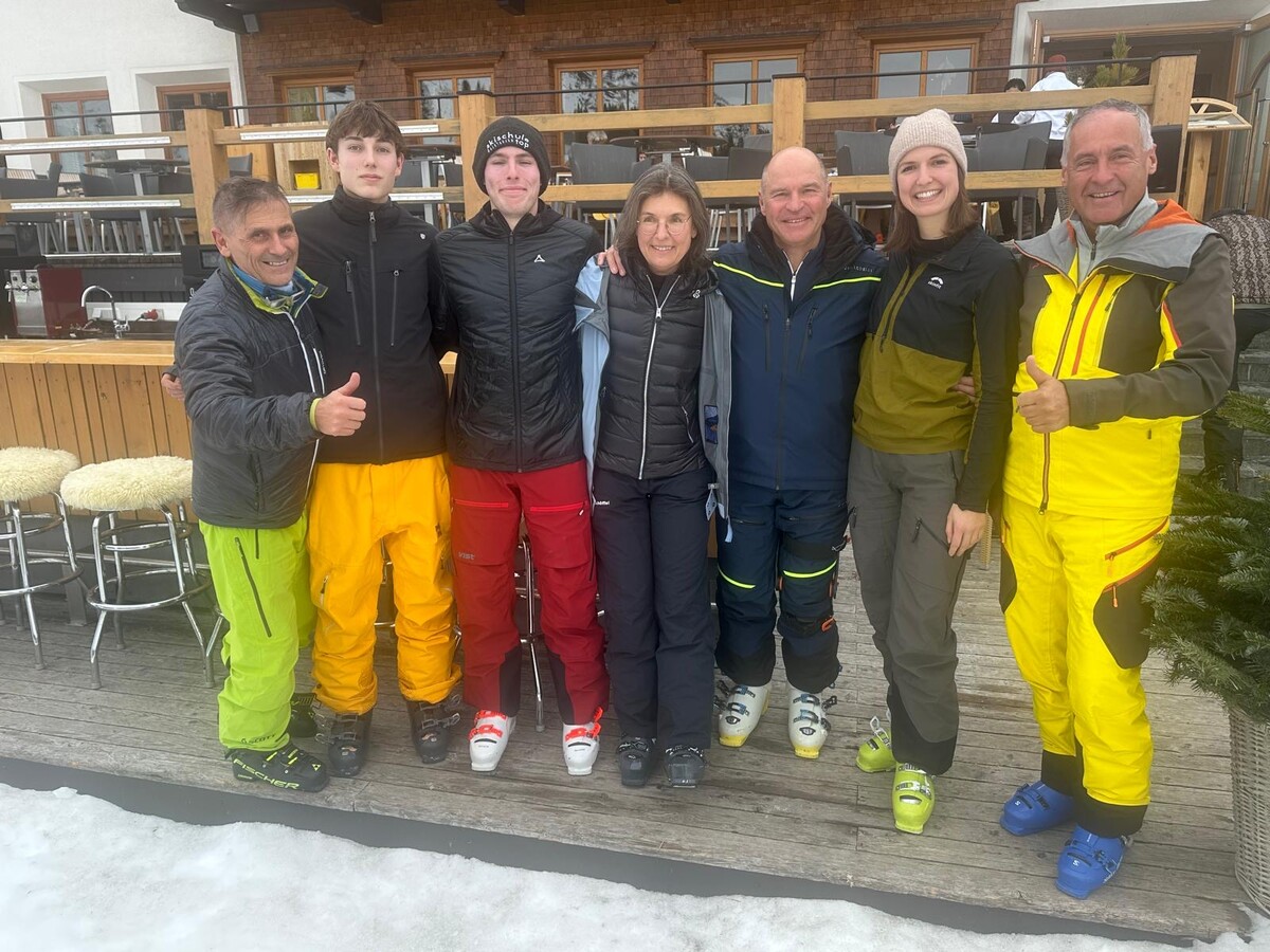Die Schneider-Brüder sowie Karla Strobl sind nach dem Tag mit Marc Girardelli bereit für die legendäre Skirunde im Jänner, rechts Markus Walch (Raiffeisen Lech). ⇒VN