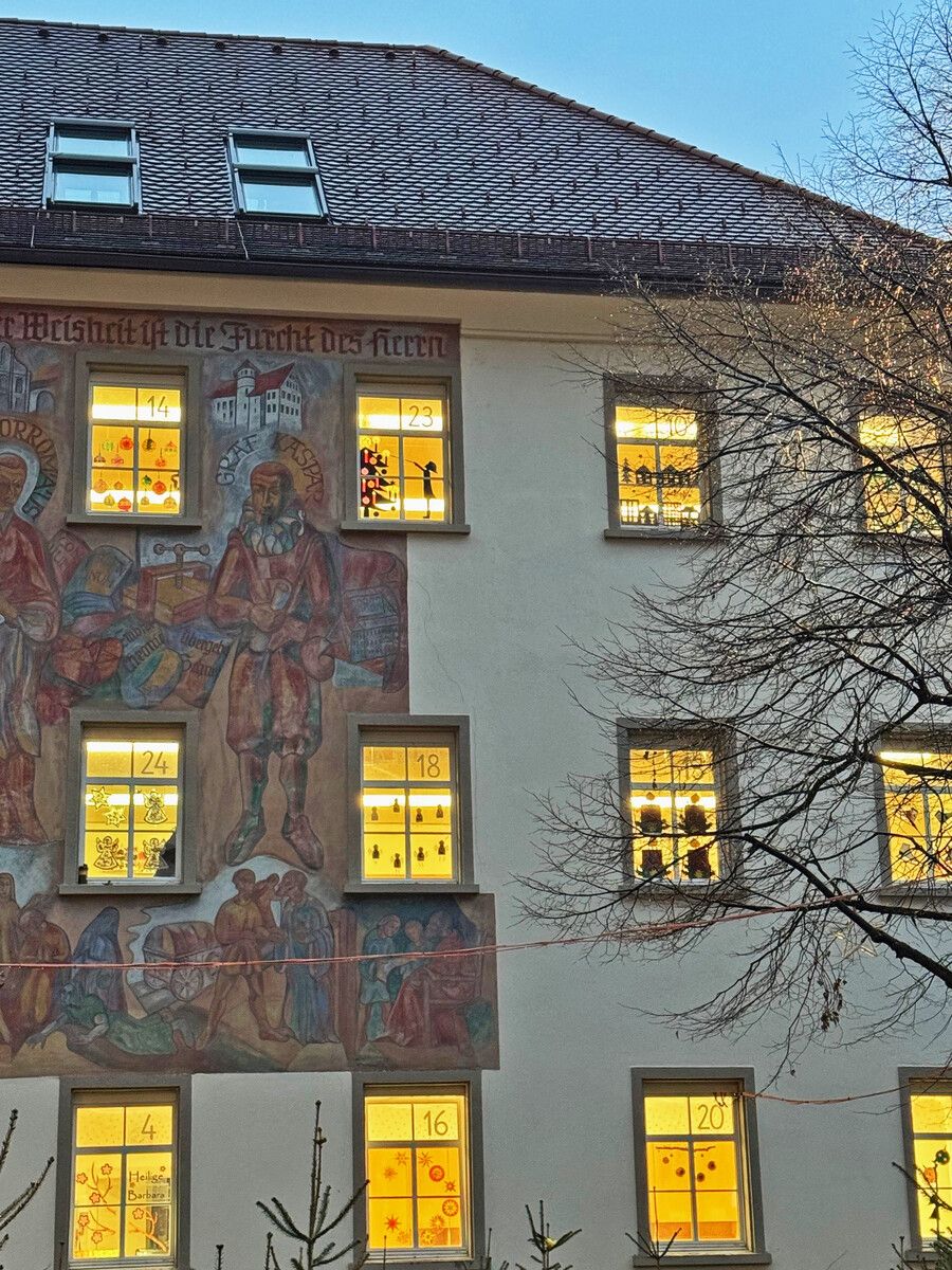 Die Schülerinnen und Schüler machten aus dem Schulhaus einen Adventkalender.