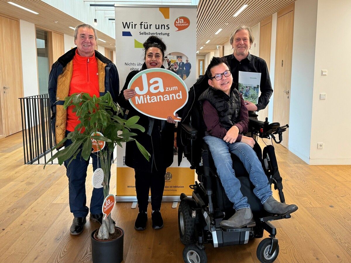 Die Selbstvertreter Siegfried Glössl (v.l.), Ayfer Secilmis und Klaus Brunner bei der Übergabe des Leitfadens an Bürgermeister Frank Matt in Lochau. ⇒LH