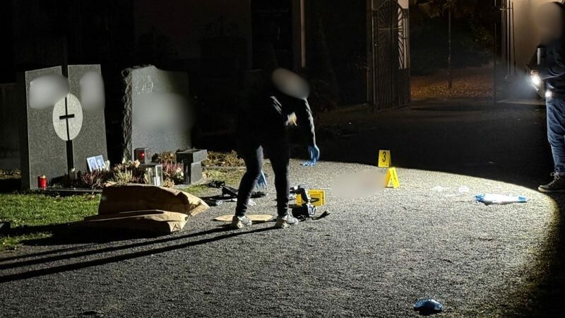 Die Spurensicherung der Polizei am Tatort.⇒vlach