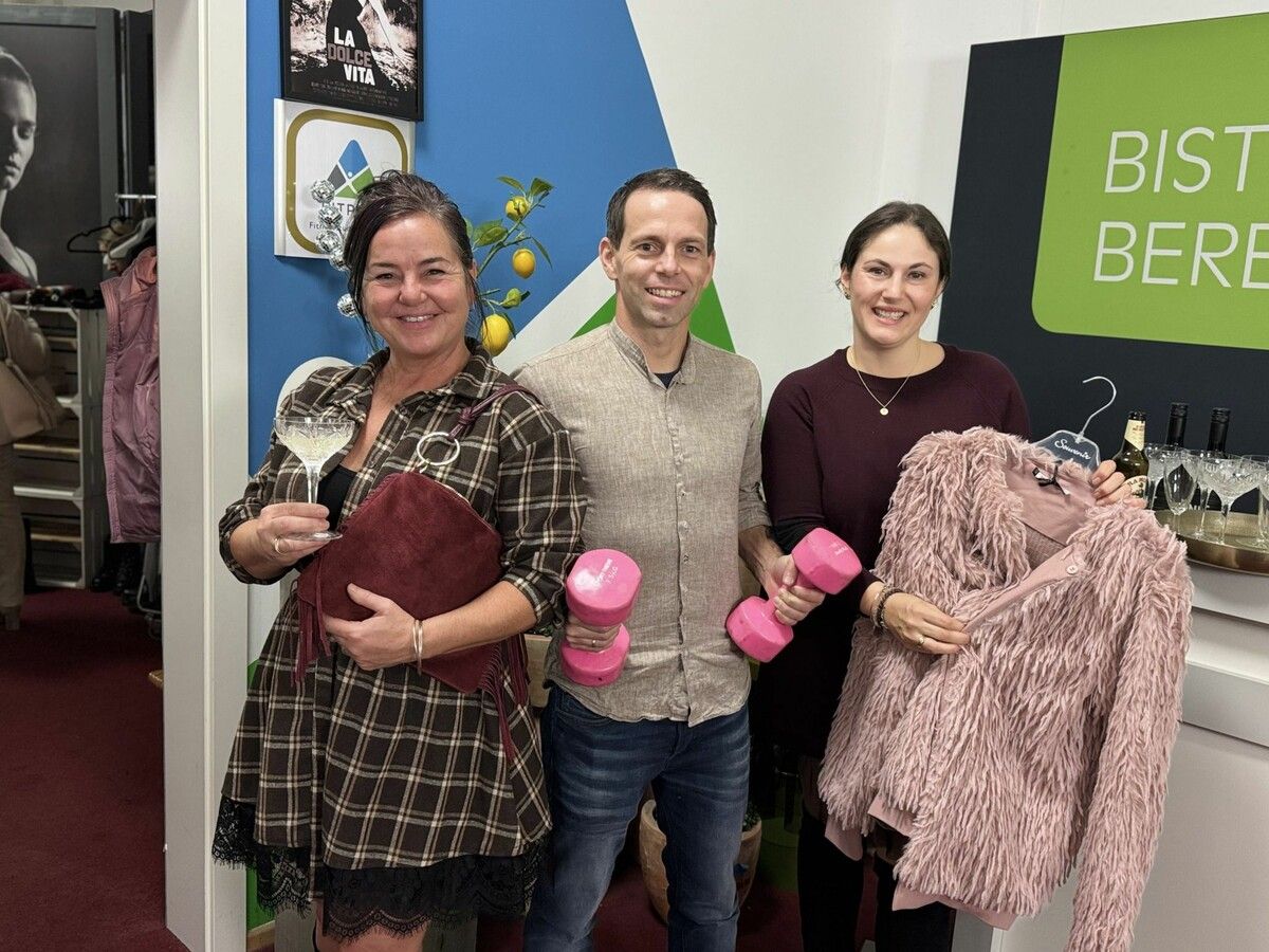 Die Veranstalterinnen Brigitte Schneller-Moser und Sandra Zech mit Fitpark-Betreiber Michael Zech bei der Dolce Vita Fashion Night in Nenzing.⇒SIE