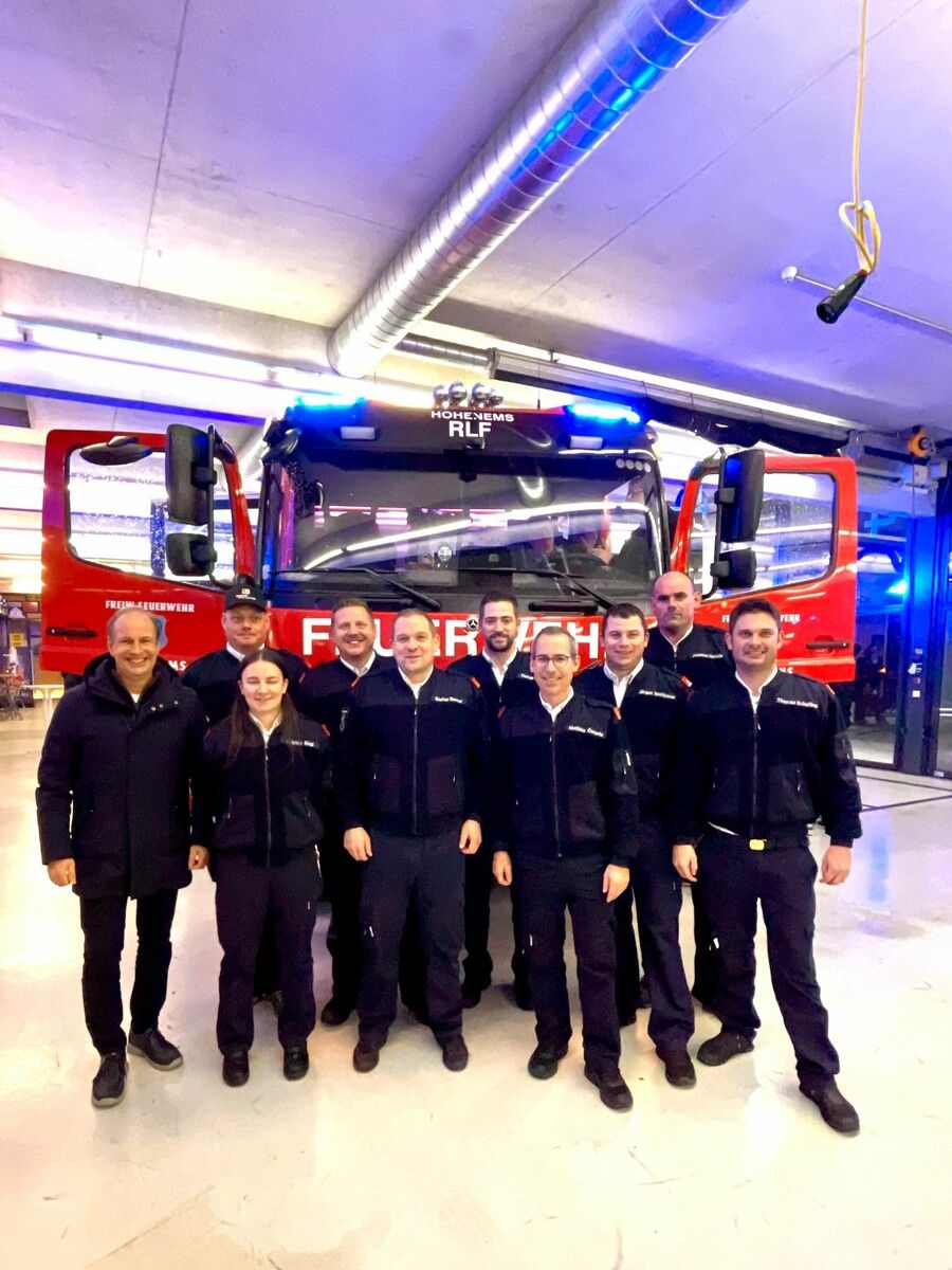 Die Verantwortlichen von Stadt Hohenems und Feuerwehr freuen sich über ein neues, ­modernes Einsatzfahrzeug.⇒Stadt