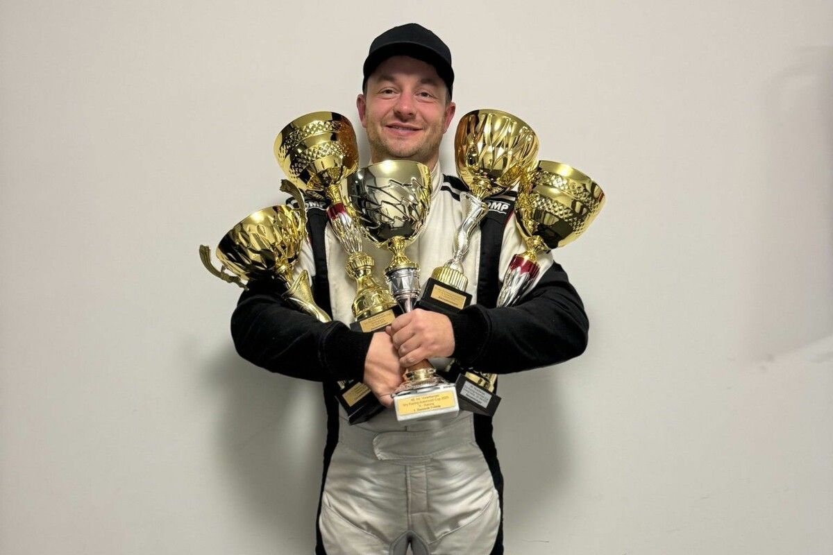 Dominik Fröhle präsentiert stolz seine Trophäen. ⇒Hans-Peter Schuler