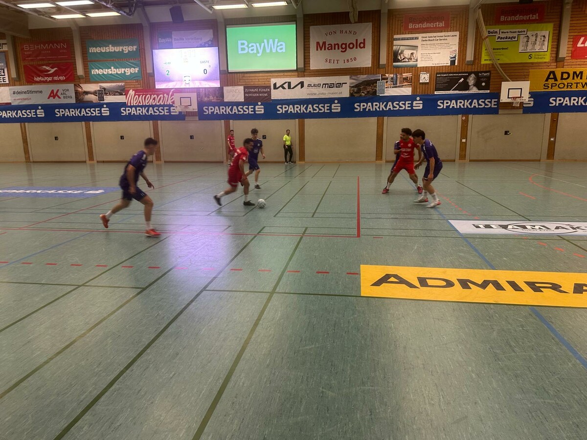 Dornbirns Karaaslan im Dribbling beim Spiel gegen die Viktoria.⇒KNobel