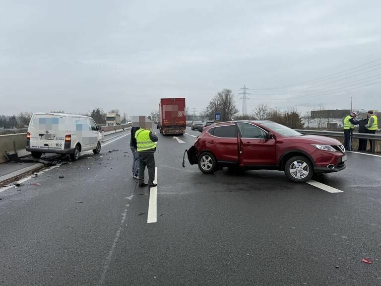 Drei Verletzte bei drei Kollisionen kurz hintereinander auf der A14. ⇒VLACH