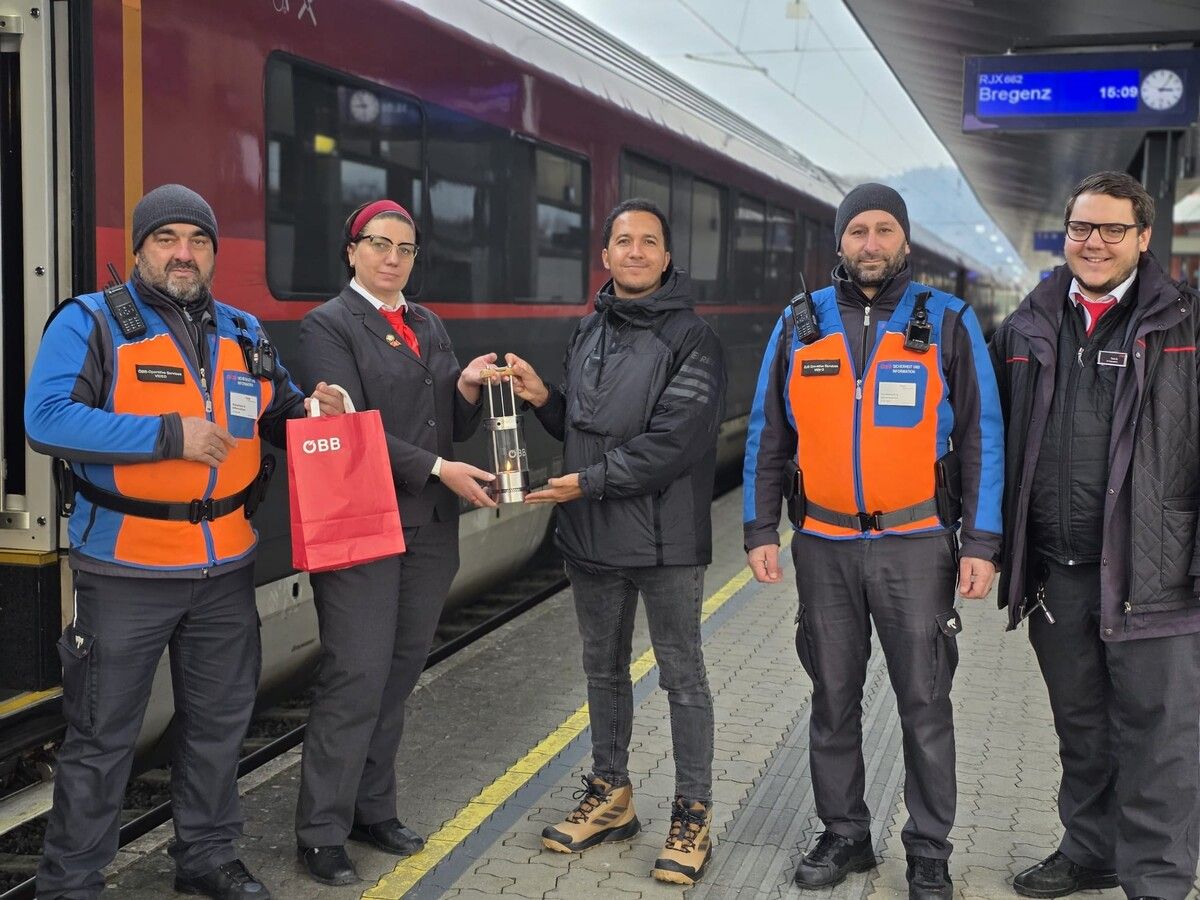 Driss Benfaida, Bereichskoordinator ÖBB-Operative Services, übernahm das Licht in Dornbirn von Zugbegleiterin Carmela Schultes.⇒ÖBB