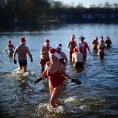 Weihnachtsschwimmen im Orankesee bei Berlin
