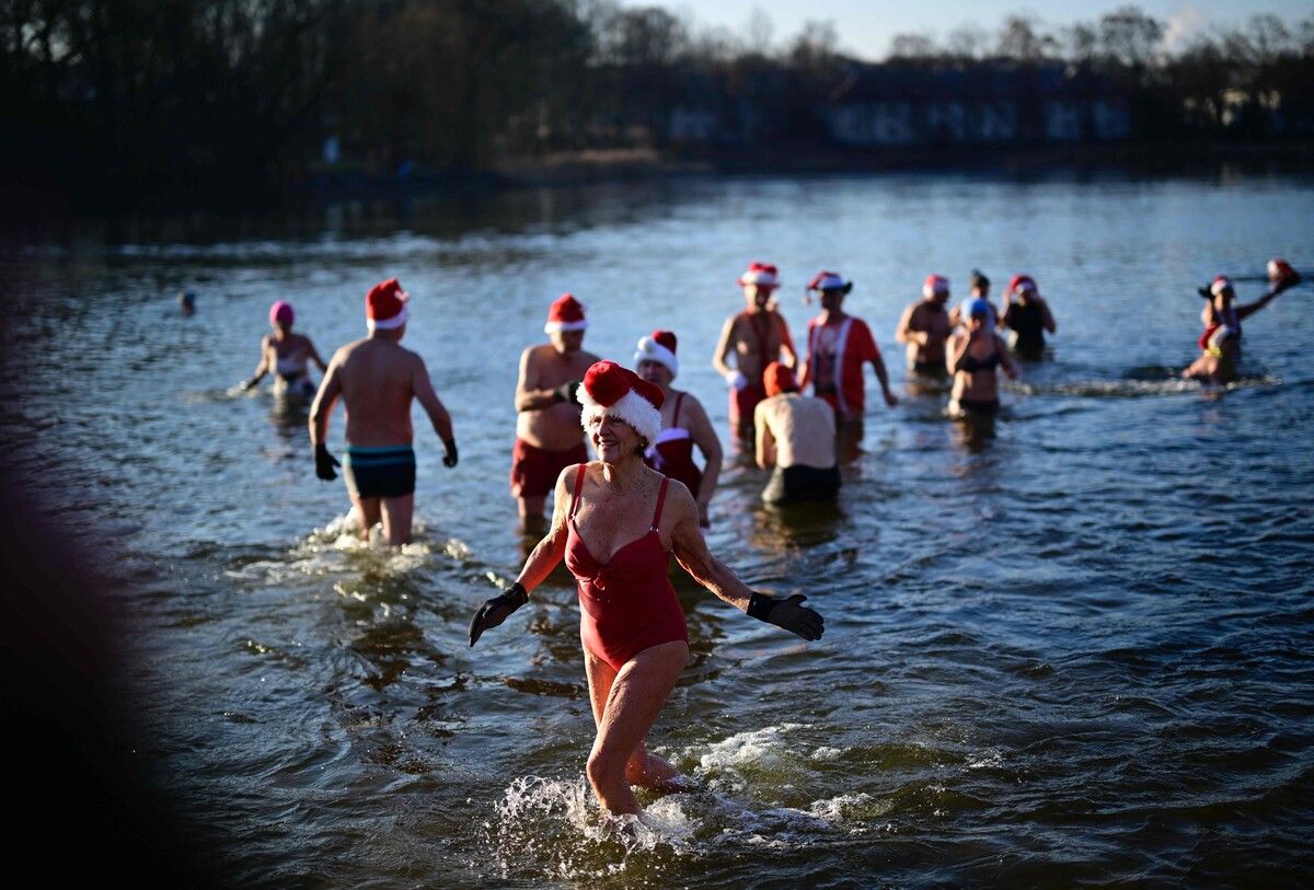 Dutzende Menschen stiegen am Donnerstag bei eisigen Temperaturen ins Wasser. ⇒afp